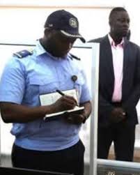 Opinião pública Angola added a...