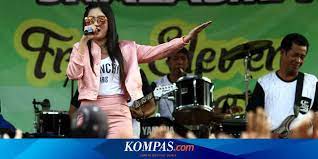 See more of musik dangdut on facebook. Musik Dangdut Identik Dengan Goyangan Mengapa Halaman All Kompas Com