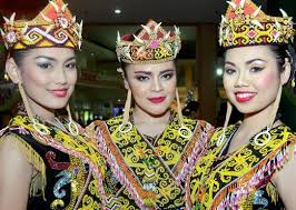 Padahal sejatinya, koteka adalah pakaian tradisional yang harus terus lestari sebagai bukti identitas diri. Tradisi Telinga Panjang Masyarakat Orang Ulu Simbol Kecantikan Wanita Dulu Dulu