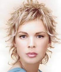 Women S Uniform Layer Haircut Messy Hairstyles Messy Short Hair Short Wavy Hair