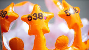 De kaarten werden via een loting verdeeld, maar worden ook voor woekerprijzen doorverkocht. Orav6mqeocvjwm