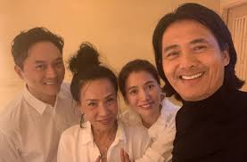 The two faces of 68-year-old Chow Yun-fat, under the "ruthless exposure" of  Anita Yuen, completely revealed their original shapes