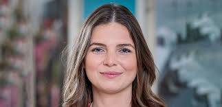 Kriminalmagasinet 'station 2''s kvindelige vært, karin cruz forsstrøm, siger farvel til sin krimikollega niels brinch og går i gang med en ny tilværelse som vært på tv 2 news. Fra Tv2 Nord Vaert Til Sportsvaert Pa Tv 2