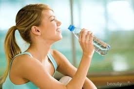 Inilah cara minum air putih untuk menurunkan berat badan dengan cepat. 8 Penyebab Berat Badan Naik Tak Terduga