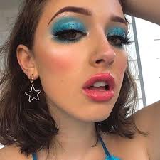 Colorful Glossy Makuep Trend 2019 Makeup Trends Blue Eyeshadow Makeup Min Beauty Trends Blue Eyeshadow Makeup Makeup Forever Palette