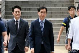 노무현 전 대통령 사후에는 중앙 정치와 거리를 두고 봉하재단 사무국장, 노무현 재단 봉하사업본부장을 지냈다. ì§€ì‚¬ì§ ë°•íƒˆ ìœ„ê¸° ê¹€ê²½ìˆ˜ ìš´ëª…ì˜ ë‚  í•­ì†Œì‹¬ ê²°ë¡ ì€ ë…¸ì»·ë‰´ìŠ¤