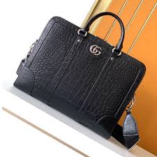 Túi xách nam Gucci màu đen vân cá sấu Like Auth