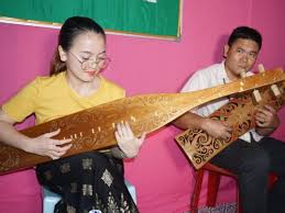 The sape (in kenyah dialect means 'scratching') is a traditional plucked lute chordophone family of instruments used by many of the orang ulu (kayan, kenyah, kelabit), or 'upriver people'. Woman Becomes Expert At Playing Sape After Two Months Sarawakvoice Com