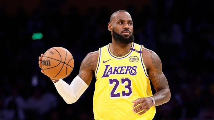 NBA: LeBron James makes history as LA Lakers lose to Cleveland Cavaliers - BBC Sport