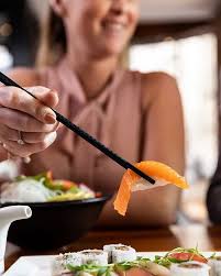A Nigiri And A Smile Go Hand In Hand Un Nigri Et Un Sourire Vont Toujours Bien Ensemble Kyobarjaponais Izakaya M Izakaya Nigiri Hungry