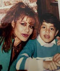 🤔 ¿Qué título le pondrías a esta foto del secretario de Seguridad, Omar  García Harfuch, con su mamá, María Sorté? No solo te informamos, te  explicamos la política. Suscríbete aquí a nuestro