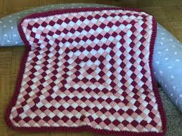 Per zufall bin ich auf eine bestimmte art und weise gestoßen, wie man eine decke stricken kann; Baby Decke Entrelac Aus Der Mitte