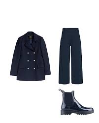 Coloca un trozo de cinta adhesiva sobre los extremos de dos esmaltes de uñas, tal y como se muestra en la imagen. Inspiracion Navy Looks De Estilo Marinero Para Anticiparte A La Primavera