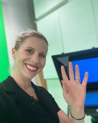 Der sender ist sowohl finanziell, wirtschaftlich wie auch politisch. Susanne Hueber Ich Grusse Euch Aus Dem Wetterstudio Und Schenke Euch Ein Lacheln In Dieser Beangstigenden Zeit Bleibt Gesund Telebasel Globus Sandroparis Corona Machtmirangst Lachelnnichtvergessen Anchor Telebasel Moderatorin Tv