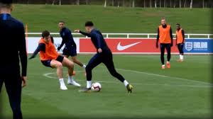 With 25 minutes to go and england lacking a little cohesion and inspiration but leading, gareth southgate turned to a young star from borussia dortmund. Bvb Star Sancho Trickst England Kollegen Aus Sport Bild