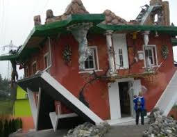 Die hütte ist ein geschenk der einwohner von zapleskino bei irkutsk. Haus Steht Kopf Sinne