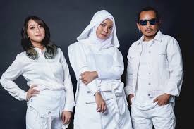 Ide model baju pendekar jawa : Kotak Ajak Cak Nun Kolaborasi Lagu Manusia Manusiawi Antara News