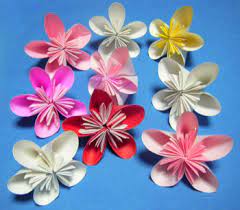 動画花のくす玉を元にして 梅の花の折り紙を作ってみました 折り方１ ４分の１の折り紙を三角に折る２ 左右からこのへんまで折りあげる３ 三角部分を開いて折りつぶし 上の部分を三角に折り返す４ 端は内側に２つ折りにする 青い線上にノリを付け 折り紙 花 折り紙