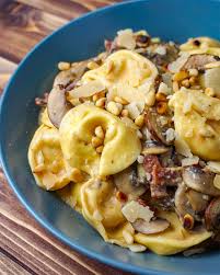 Tortellini Mit Champignons Und Sucuk Kochhochgenuss Rezept Tortellini Lebensmittel Essen Rezepte