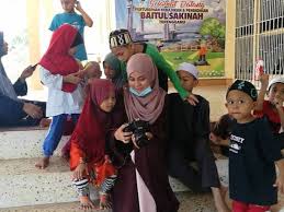Anak sulung dari dua beradik. Rindu Mak Ayah