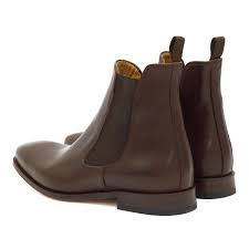 La chaussure boots à lacets ou a élastiques la chelsea veau velours marron habille le pied jusqu'au dessus de la cheville. Chelsea Boots Homme Cuir Marron Chocolat Jules Jenn