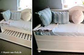Es wird ein bett mit einer schiebedecke verkauft, das sich. Praktisches Bett Mit Unterbett Massiv Aus Holz