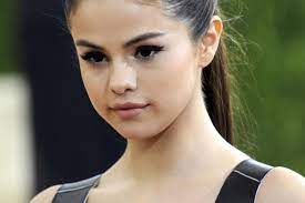 Born july 22, 1992) is an american singer, actress, and producer. Selena Gomez Erschreckend Dunn Setzen Ihr Die Affaren Geruchte Um Brad Pitt So Zu Gala De