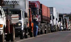 Greve dos caminhoneiros em 2018 provocou mudan;a na tabela de fretes e redução de 46 centavos no preço do diesel. Caminhoneiros Desdenham De Propostas Do Governo E Ja Falam Em Greve Politica Estado De Minas