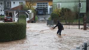 Sind auch die feuerwehren sowie das hessische landesamt für naturschutz, umwelt und geologie an hessenwarn beteiligt. Schlammlawinen Und Unfalle Nach Starkregen Und Unwetter Wetter De