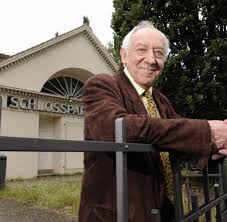 Dieter didi hallervorden nació el 5 de septiembre de 1935 en dessau como hijo de un diseñador de aviones y un asistente médico. Dieter Hallervorden Welt