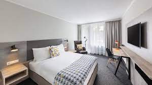 Discover a combination of harmonious interplay with fresh, vibrant and earthy colours along with a trendy light concept. Holiday Inn Munich South Grunwald Bei Hrs Gunstig Buchen