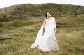 Brautkleid rosa brautkleid prinzessin brautkleid spitze hochzeitsfoto standesamt brautkleid standesamt boho hochzeitskleid boho braut standesamt kleidung brautkleid v ausschnitt. Federzart Und Grenzenlos Brautmode 2020 Von Claudia Heller