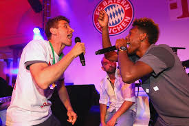 David alaba reste sur une saison de bundesliga où il a surtout fait parler de lui dans la rubrique mercato. Thomas Muller Und David Alaba So Gut Sind Sie Als Sanger Stern De