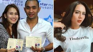 Ia kemudian menyandang nama belakang ting ting yang terilhami dari lagu dangdut berjudul sama. Terungkap Keberadaan Mantan Suami Ayu Ting Ting Enji Baskoro 5 Tahun Lalu Dibocorkan Anggita Sari Banjarmasin Post