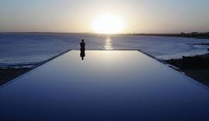 水天相连 世界十大无边际游泳池 图 环球旅行 环球网 infinity pool pool waterfall beach view