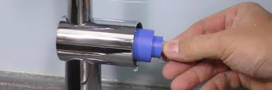 Bevor ihr die dichtung des tropfenden wasserhahns austauscht, solltet ihr die wasserzufuhr zum hahn stoppen, damit es keine überschwemmung gibt. Kuchenarmatur Lauft Aus Kartusche Tauschen Anleitung Diybook De