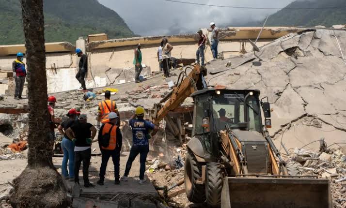 Maquinarias de rescate en La Guaira: familiares denuncian equipos  paralizados mientras continúa la búsqueda de desaparecidos - El Venezolano  News