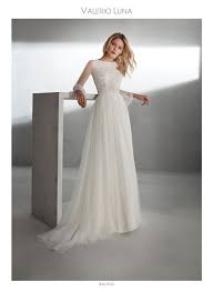 Muchas veces pensamos que por ir más recargadas vamos a ir más guapas y no es así ¡menos es más! Descubre Los Mejores Vestidos De Novia Sencillos Para 2020