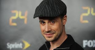 Freddie Prinze Jr. dégomme Kiefer Sutherland, l'acteur ''le moins pro du  monde''