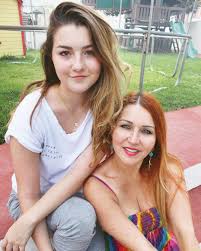 Music video by alicia villarreal performing insensible a tí (me pone a mil). La Hija De Alicia Villarreal Y Arturo Carmona Hace Llorar A Su Mama Desde Que Se Fue De Casa Famosos Univision