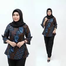 Aneka model baju batik wanita remaja sampai wanita dewasa baik model baju lengan panjang ataupun pendek bisa kamu pilih menjadi model atasan terbaik dalam memadukan model celana ataupun rok yang bisa kamu pakai ketika menghadiri sebuah acara resmi atau non formal dan santai seperti acara pesta dengan memakai baju batik gaya casual sampai model baju batik muslim yang tak kalah cantik dan elegan. Cod Azka Batik Baju Batik Wanita Atasan Kombinasi Terbaru Modern Batik Blouse Wanita Cewek Motif Kawung Biru Lazada Indonesia