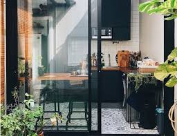 Terarium adalah seperti taman dalam ukuran kecil/mini yang berada di dalam media atau wadah toples. 17 Desain Dapur Minimalis Terbuka Memasak Sambil Menikmati Keindahan Taman Rumah123 Com