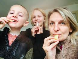 คึ่นช่าย. Celery,which is propagated by collecting the felled part of the  plant and cutting off the tip of the young root, if we do not want to  discard the root part We