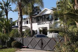 She was previously married to johnny hallyday. La Villa De Johnny Hallyday Dans Le Quartier De Pacific Palisades A Los Angeles Le 6 Decembre 2017 Photo Johnny Hallyday Villa Johnny Hallyday