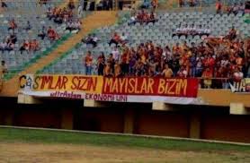 Fenerbahçeli taraftarlardan galatasaray stadında alkış toplayan pankart. F Bahce Ye Kapak Pankart