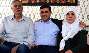 Selahattin demirtaş haberleri ve güncel son dakika gelişmeleri için tıklayın! Selahattin Demirtas In Anne Ve Babasinin Da Icinde Bulundugu Arac Kaza Yapti Son Dakika