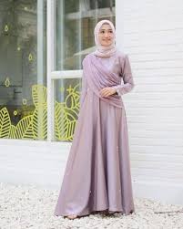 Beragam dari yang terlihat mewah, modern, santai hingga lucu dan cantik. Tampil Up To Date Dengan 10 Model Gamis Kekinian Untuk Para Muslimah Di Tahun 2020
