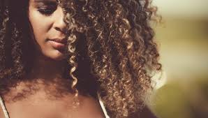 Comment Fortifier Et Assouplir Vos Cheveux Grace A Un Masque Fait Maison Astuces De Grand Mere Assouplissant Cheveux Cheveux Boucles Cheveux Crepus
