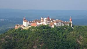 Am östlichen rand des berühmten donautales der wachau liegt das benediktinerstift. Stift Gottweig Braucht Spenden Furs Dach Kurier At