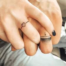 Tattoo Roi Et Reine Couple Couronne Des Encrages Minimalistes Sur Les Doigts Tattoo Now Or Never Tatouage Co Grup Dovme Eslesen Dovmeler Ask Dovmeleri